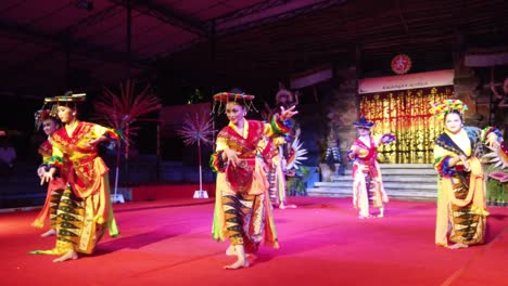 Hermosas-Mujeres-Indonesias-Bailan-Coreografía-De-Yapong-Juntas-Vestidas-Con-Atuendo-Cultural,-En-El-Festival-De-Arte