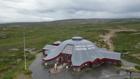 Los-Turistas-Visitan-El-Centro-Del-Círculo-ártico-En-Storforshei,-Noruega---Aéreo