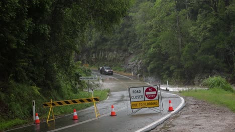 Mudgeeraba,-Gold-Coast-02-De-Enero-De-2024---Coche-Cruzando-El-Puente-Del-Arroyo-Mudgeeraba-En-El-Interior-De-Gold-Coast-Durante-Las-Inundaciones