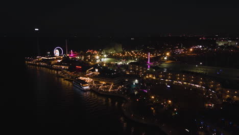 Vista-Aérea-Alrededor-Del-Parque-Iluminado-Kemah-Boardwalk,-Noche-En-Texas,-Estados-Unidos