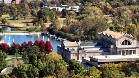 Beautiful-cinematic-aerial-view-of-the-Saint-Louis-Art-Museum-in-Forest-Park-in-St