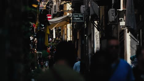 Callejón-Lleno-De-Gente,-Vibrante-Vida-En-Nápoles