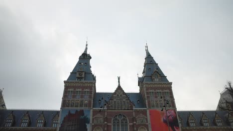 Entrada-Principal-Al-Rijksmuseum-En-Un-Día-Nublado-Con-Poco-Tráfico-Pasando