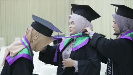 Preparation-for-college-graduates-to-tidy-up-each-other's-friends-to-attend-the-graduation-ceremony