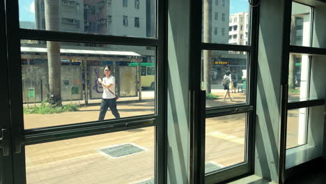 Peoples-walking-on-the-streets-of-Hong-Kong,-China