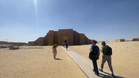 Los-Turistas-Caminan-Hacia-El-Edificio-De-La-Necrópolis-De-Saqqara-En-Memphis.