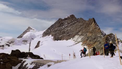 Tourists-look-at-the-beauty-of-the-Hineres-Lauterbrunnen-valley-in-Switzerland