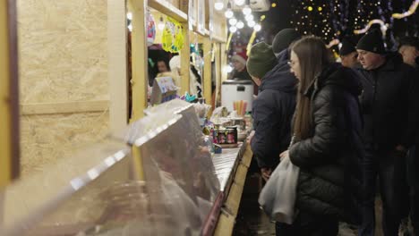 Menschen,-Die-Im-Rahmen-Der-Galati-Feier-Zum-Nationalfeiertag-In-Rumänien-An-Einem-Imbissstand-Im-Park-Einkaufen-–-Mittlere-Aufnahme