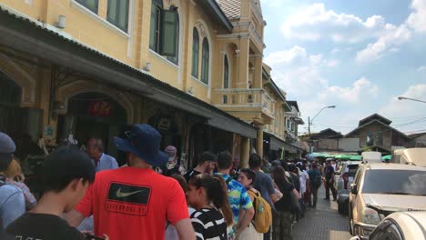 At-Tha-Tian-pier,-a-long-line-of-tourists-wait-for-the-taxi-boat-across-the-Chao-Phraya-River-to-The-Temple-of-Dawn,-the-famous-beautiful-temple