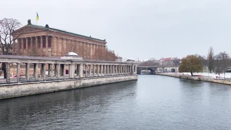 Isla-Museo-De-Berlín-En-Temporada-De-Invierno-Con-Nieve-En-Un-Edificio-Antiguo