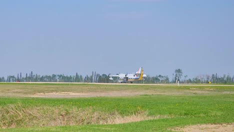 Helicópteros-Y-Aviones-Vuelan-Alrededor-De-Campos-Verdes-Alrededor-De-Incendios-Forestales.