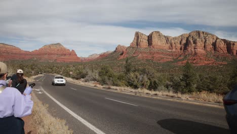 Buttes-outside-of-Sedona,-Arizona-with-time-lapse-video-of-cars-driving-and-pedestrians