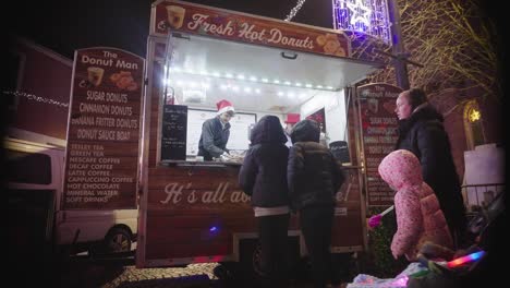 Niños-Y-Adultos-Se-Acercan-A-La-Camioneta-De-Donas-Al-Aire-Libre-Y-Compran-Deliciosos-Bocadillos