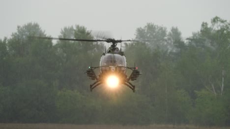 Militärhubschrauber-Mit-Hellem-Scheinwerfer-Machen-Landemanöver,-Regnerisches-Wetter