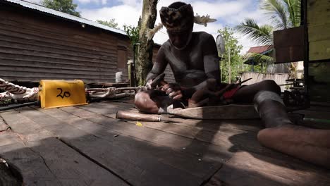 Cazadores-De-Cabezas-Asmat-Y-Talladores-De-Madera-En-Costumbres-Tribales-Y-Nacionales-Tradicionales,-Vestidos-En-Papúa,-Indonesia