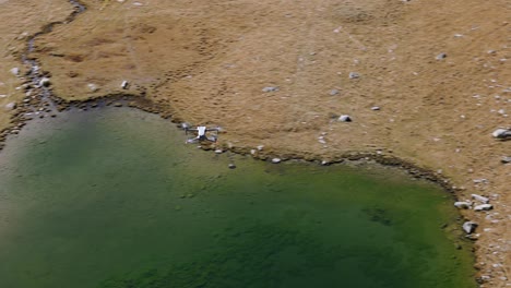 Eine-Kameradrohne-Fliegt-über-Einer-Seenlandschaft,-Luftaufnahmen-Und-Videoerstellung