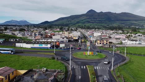 Nombre-De-La-Ciudad-Aloasi-Colocado-En-La-Entrada-De-La-Carretera-Con-El-Volcán-El-Corazón-Como-Telón-De-Fondo