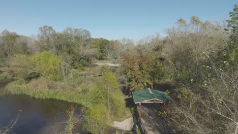 Eine-Luftaufnahme-Zeigt-Den-Pavillon-Und-Die-Promenade,-Die-Sich-Durch-Die-UCL-Feuchtgebiete-Schlängelt-Und-Zum-Horsepen-Bayou-In-Clear-Lake,-Houston,-Texas,-Führt