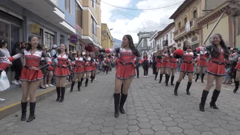 Festival-Del-Día-De-La-Independencia-Jóvenes-Majorettes-Baile-De-Bastón-Cámara-Lenta