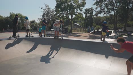 Un-Hombre-Caucásico-Realiza-Trucos-Impresionantes-En-Un-Scooter-Acrobático-En-El-Skatepark