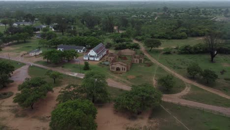 Drohnenvideo-Einer-Katholischen-Missionsschulkirche-In-Einem-Dorf-In-Midlands,-Simbabwe