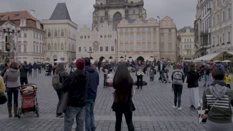 Belebte-Prager-Straße-Mit-Blick-Auf-Die-Gotische-Teynkirche-Und-Touristen,-Die-Den-Tag-Genießen