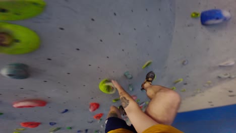 Entrenamiento-De-Escalador-En-Un-Muro-De-Escalada-Artificial,-Toma-En-Primera-Persona.