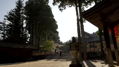 El-Tranquilo-Exterior-Del-Complejo-Del-Templo-Danjo-Garan-En-Koyasan,-Japón,-Un-Destino-Ideal-Para-Quienes-Buscan-Una-Experiencia-De-Viaje-Relajante-Y-Unas-Vacaciones-Rejuvenecedoras.