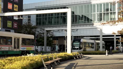 Estación-De-Salida-Del-Tranvía-Ligero-De-Toyama.-Tiro-De-Establecimiento