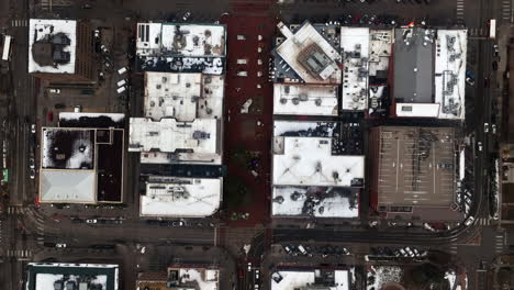 Navidad-En-Boulder-Colorado-Perla-Calle-Centro-Comercial-Línea-De-Base-Aérea-Zumbido-Cinematográfico-Diciembre-Universidad-De-Colorado-Cu-Buffs-Invierno-Nublado-Nevado-Planchas-Chautauqua-Parque-Carros-Edificios-Calles-Hacia-Arriba