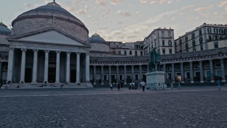 Vista-Panorámica-Al-Atardecer-De-La-Piazza-Del-Plebiscito,-Nápoles