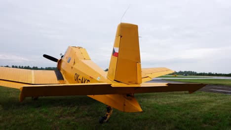 Viejo-Avión-Soviético-Amarillo-Construido-En-El-Campo-De-Hierba-Verde-Del-Aeropuerto-Durante-El-Espectáculo-Aéreo