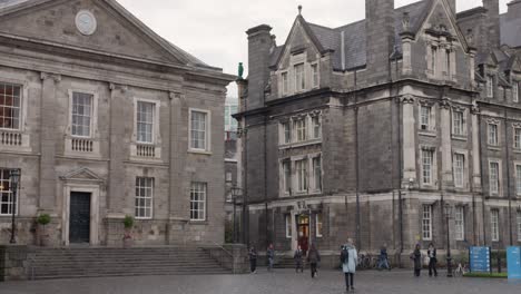 Zona-Al-Aire-Libre-Del-Mundialmente-Famoso-Trinity-College-De-Dublín,-Irlanda