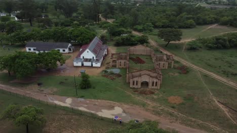 Drohnenvideo-Einer-Katholischen-Missionsschulkirche-In-Einem-Dorf-In-Midlands,-Simbabwe