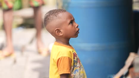 Un-Niño-Papú-Con-Una-Camiseta-Amarilla-Y-Un-Adolescente-Con-Una-Camiseta-Negra-Jugarán-En-El-Asmat-Papú-Indonesio