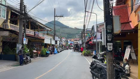 Calle-En-La-Playa-De-Kamala,-Phuket,-Tailandia