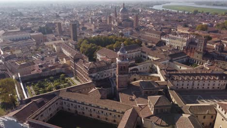 Maravillosa-Toma-Aérea-Del-Casco-Antiguo-De-Mantua,-Edificios-Históricos,-Paisaje-Urbano.