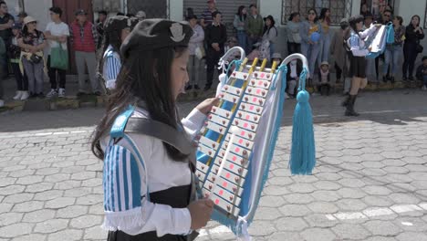 Las-Niñas-Juegan-Marchando-Xilófonos-Día-De-La-Independencia-Desfile-Callejero-Slo-Mo