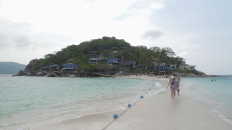 Touristen,-Die-Ihren-Urlaub-Auf-Der-Cross-Island-Sandbank-Ausklingen-Lassen