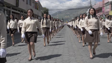 Formación-Marrón-Uniforme-Niñas-Marzo-Desfile-Callejero-Ciudades-Día-De-La-Independencia