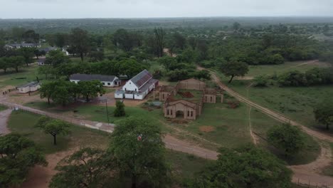 Vídeo-Teledirigido-De-Una-Iglesia-De-Una-Escuela-Misionera-Católica-En-Una-Aldea-De-Midlands-(Zimbabue)