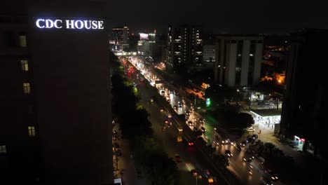 Toma-De-Drones-Timelapse-Del-Paso-Elevado-De-La-Guardería-Y-La-Carretera-Shahrah-e-faisal-Cerca-De-La-Casa-Del-CDC-Durante-Una-Noche-Ocupada-En-Karachi,-Pakistán