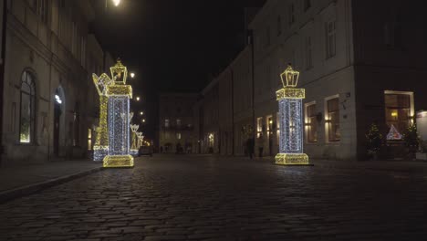 Adornos-Navideños-En-Una-Calle-Del-Casco-Antiguo-De-Varsovia.