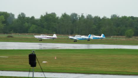 ZLIN-Z-526-Flugzeuge-Führen-Während-Der-Flugshow-Eine-Synchronisierte-Startform-Durch