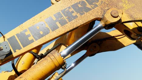 Nahaufnahme-Des-Hydraulischen-Arms-Der-Maschine,-Der-Loses-Baumaterial-Auf-Der-Baustelle-Lädt