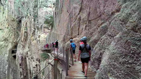 Turistas-Caminando-Sobre-Los-Puentes-Peatonales-En-Caminito-Del-Rey-En-Verano