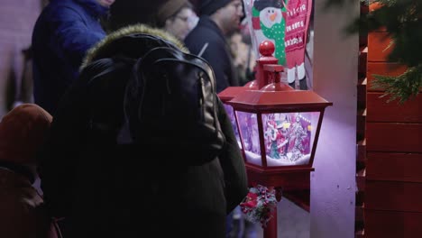 Ein-Kind-Erlebt-In-Begleitung-Seiner-Mutter-Freude,-Als-Es-Während-Der-Galati-Feier-Zum-Nationalfeiertag-In-Rumänien-Eine-Weihnachtliche-Hängelampe-Im-Park-Sieht-–-Aus-Nächster-Nähe