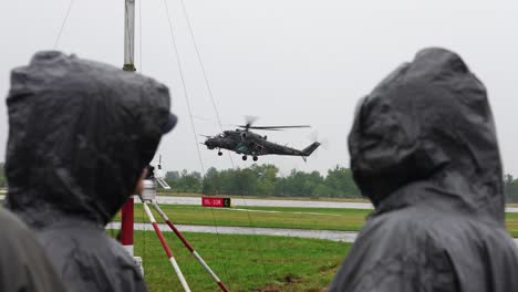 Ver-A-Través-De-La-Gente-Multitud-De-Maniobras-De-Aterrizaje-De-Helicópteros-De-Ataque-Mil-Mi-24