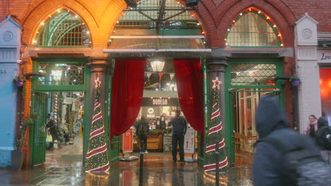 Toma-Panorámica-De-St-George&#39;s-Arcade-Durante-La-época-Navideña-En-Dublín,-Irlanda