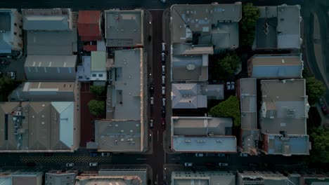 Drohne-Von-Oben-Auf-Die-Straßen-Der-Stadt-Fremantle-In-Den-Vororten-Von-Perth-Im-Westen-Australiens,-Die-Von-Der-Stadt-Ausgehen-Und-über-Dem-Strand-Enden